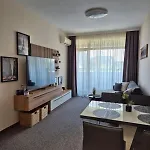 Lazuren Bryag Lux Apartament