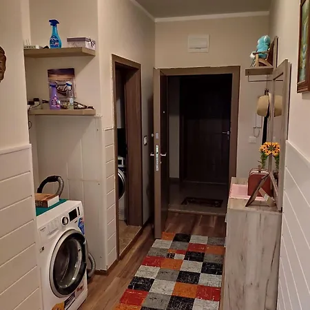 Lazuren Bryag Lux 아파트