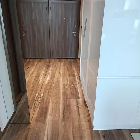 아파트 Lazuren Bryag Lux *