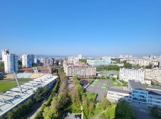 Lazuren Bryag Lux Апартаменты