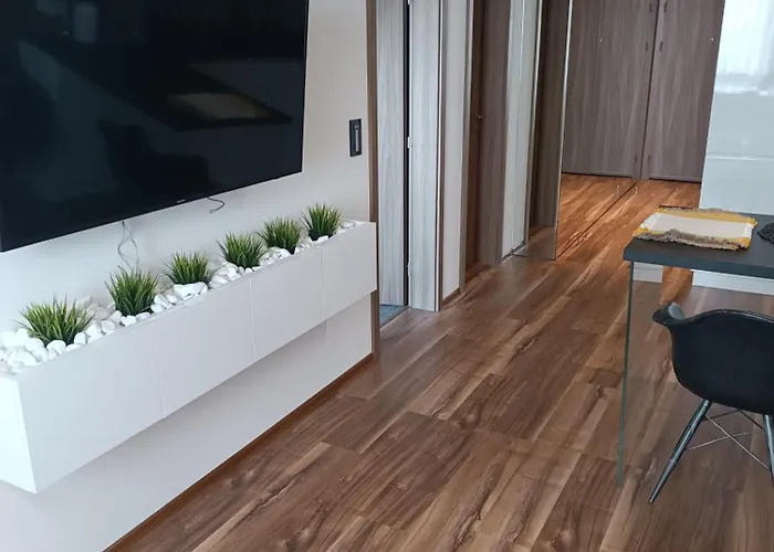 Lazuren Bryag Lux Апартаменты