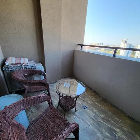 Апартаменты Lazuren Bryag Lux *