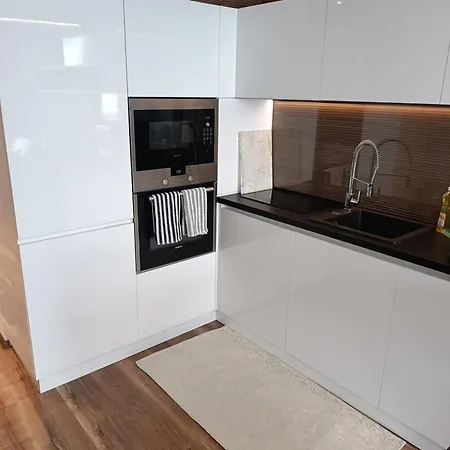 Апартаменты Lazuren Bryag Lux *