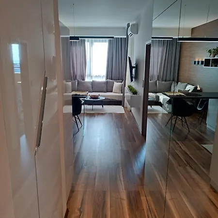 Lazuren Bryag Lux Apartment