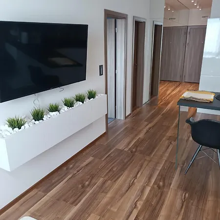 Lazuren Bryag Lux Апартаменты