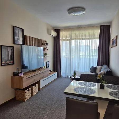 Lazuren Bryag Lux Апартаменты