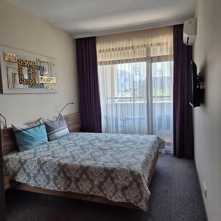 Lazuren Bryag Lux Апартаменты