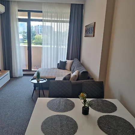 Lazuren Bryag Lux Апартаменты *