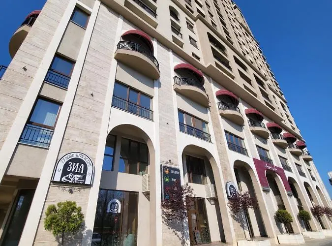 Lazuren Bryag Lux Апартамент