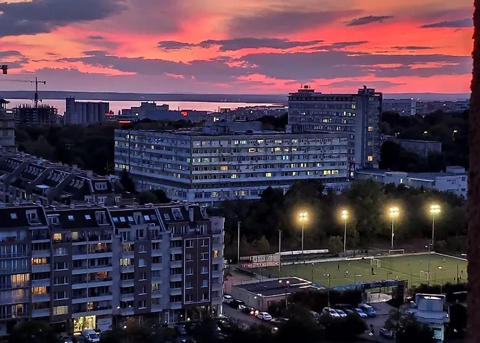 Апартамент Lazuren Bryag Lux