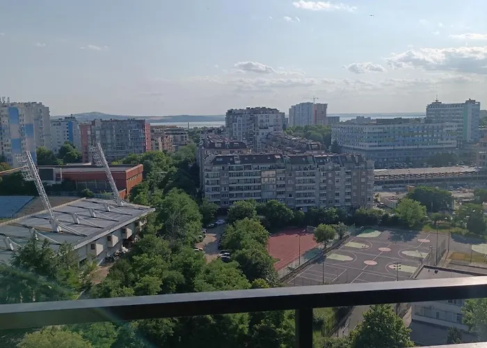 Lazuren Bryag Lux Апартамент *