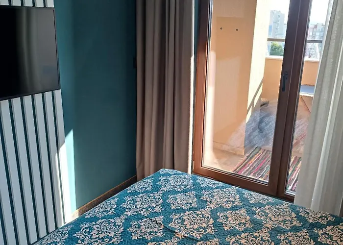 Апартамент Lazuren Bryag Lux Бургас