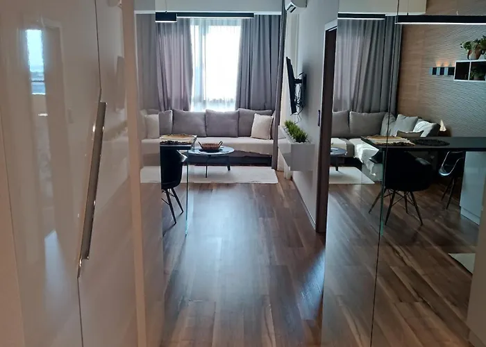 Lazuren Bryag Lux Апартамент