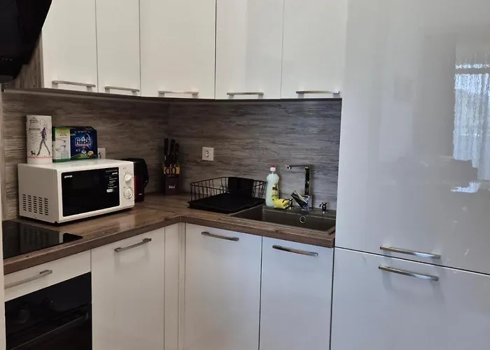 Апартамент Lazuren Bryag Lux